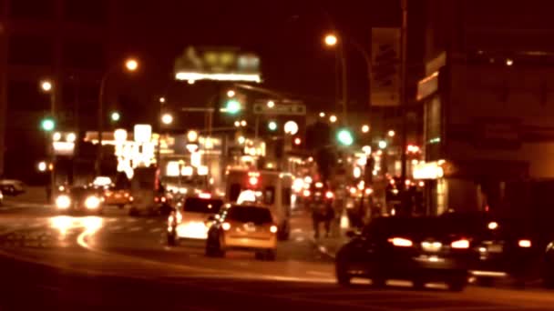 City Traffic en Nueva York por la noche, multitudes caminando por las calles — Vídeos de Stock