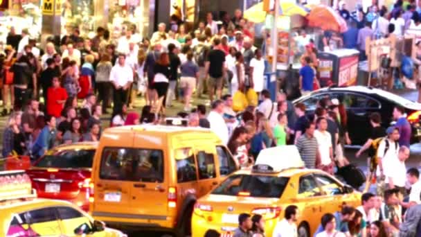 Stadsverkeer in New York in nachttijd, drukte lopen op straat — Stockvideo