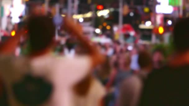 City trafik i New York på natten, folksamlingar gå på gatorna — Stockvideo