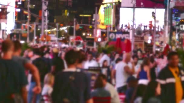 City trafik i New York på natten, folksamlingar gå på gatorna — Stockvideo