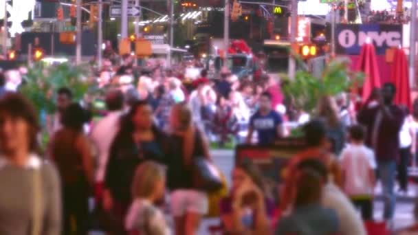 City Traffic en Nueva York por la noche, multitudes caminando por las calles — Vídeos de Stock