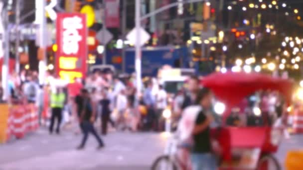 Городской трафик в Нью-Йорке в ночное время, толпы ходят по улицам — стоковое видео