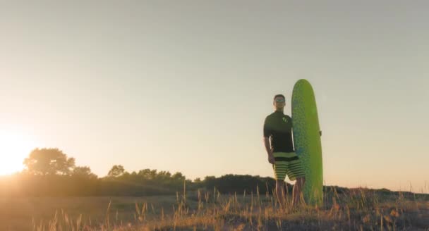 Surfista na praia — Vídeo de Stock