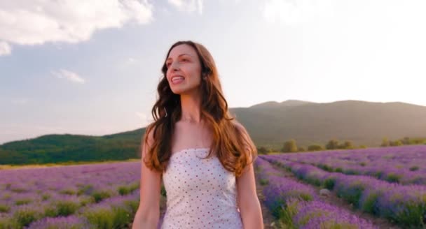 Vrouw lopen op Lavendel veld — Stockvideo