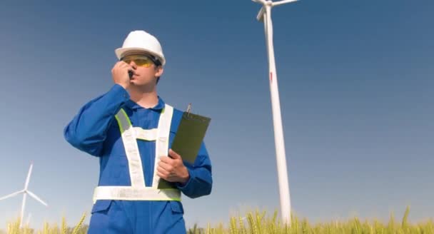 Technischer Leiter für Windkraftanlagen — Stockvideo