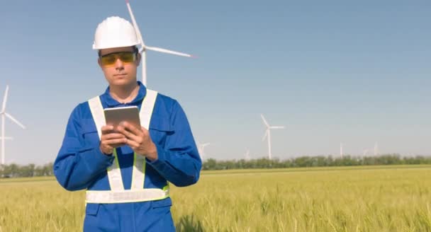 Supervisor de tecnologia de moinho de vento — Vídeo de Stock
