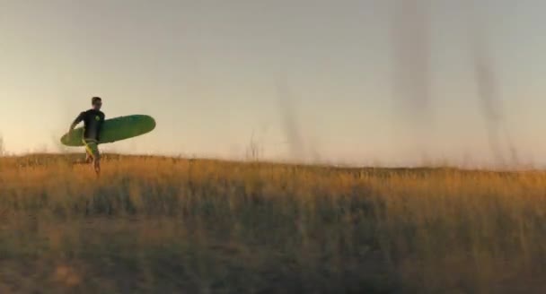 Surfer körs på stranden — Stockvideo