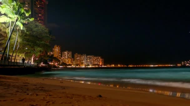 Verlichte gebouwen, zee kust — Stockvideo