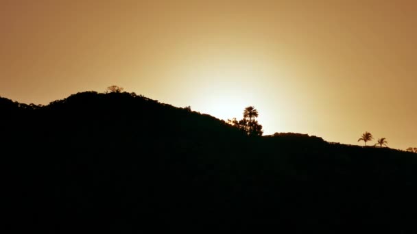 Coucher de soleil orange en montagne — Video