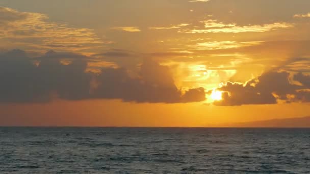 美丽的云彩在橙色的夕阳的天空 — 图库视频影像