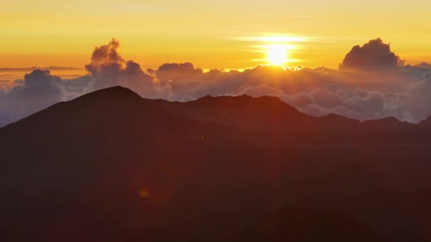 Bonitas nuvens de montanha ao pôr do sol — Vídeo de Stock