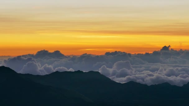 Beaux nuages de montagne au coucher du soleil — Video