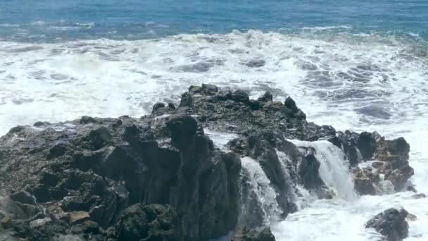 Ondas quebrando em rochas, energia da água — Vídeo de Stock