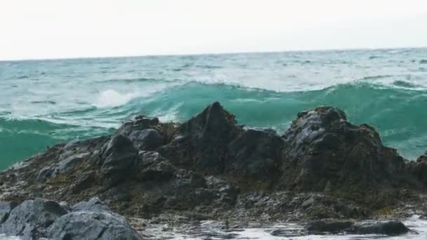 波が岩、水の力で — ストック動画