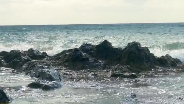 Las olas rompiendo en las rocas, la energía del agua — Vídeos de Stock