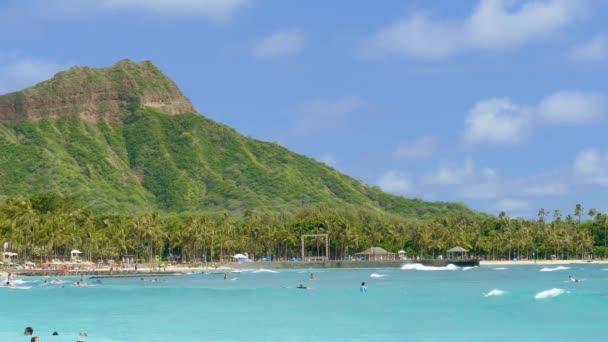 Isla Montaña con Árboles Verdes — Vídeos de Stock