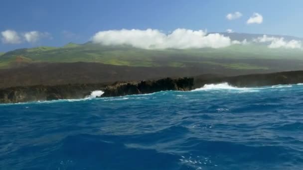 Berg eiland met zee kust — Stockvideo