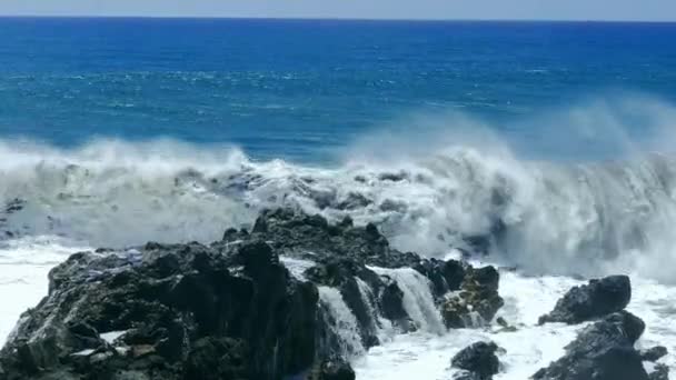 Las olas rompiendo en las rocas, la energía del agua — Vídeos de Stock