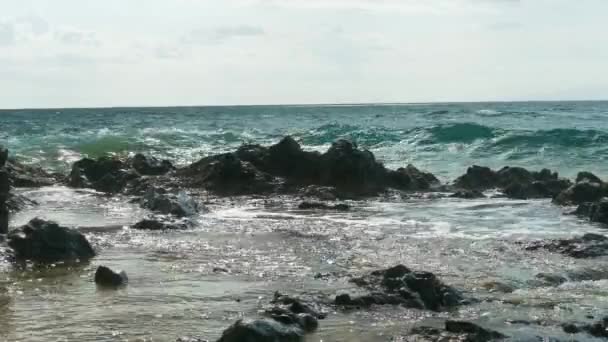 Las olas rompiendo en las rocas, la energía del agua — Vídeos de Stock