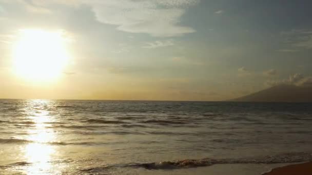 Hermoso paisaje marino, puesta del sol en el horizonte — Vídeo de stock