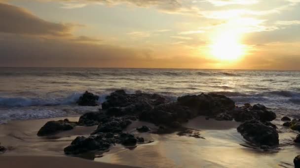 海浪拍打在岩石上，水动力 — 图库视频影像