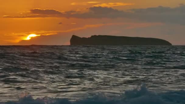Όμορφη θαλασσινό τοπίο, τοπίο ηλιοβασίλεμα στον ορίζοντα — Αρχείο Βίντεο