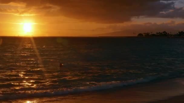 Beau paysage marin, Coucher de soleil à l'horizon — Video