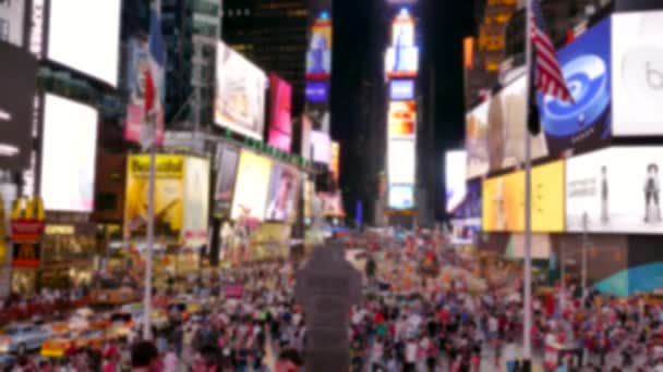 Толпа на Таймс-сквер, знаменитое место для туристов — стоковое видео