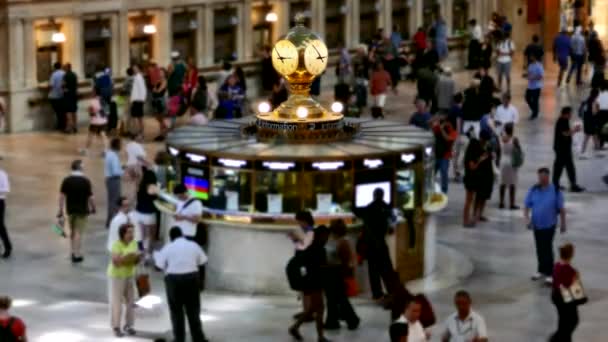 Ciudad de Nueva York, Grand Central Station, Reloj, Los turistas que pasan por — Vídeo de stock