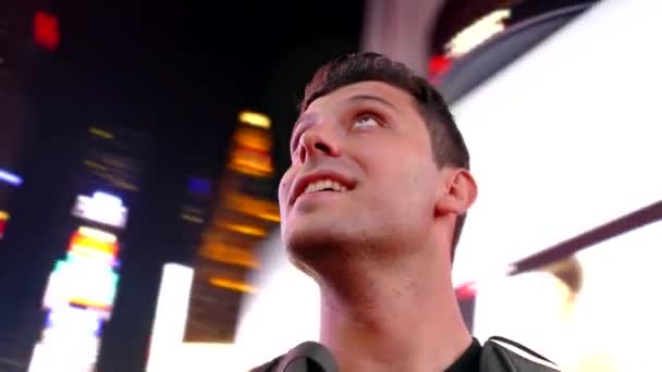 Gelukkig jongeman op Times Square, New York City — Stockvideo