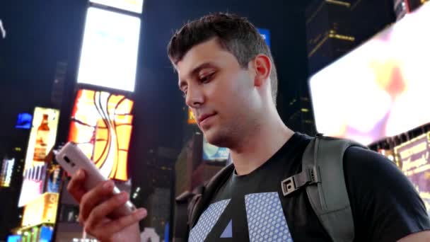 Mensajería de texto de hombre en Times Square, Manhattan — Vídeo de stock