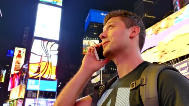 Man beantwoorden van slimme telefoon in New York City Times Square — Stockvideo