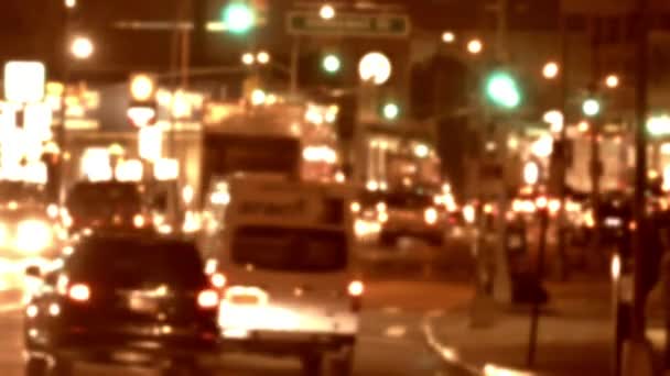 Stadtstraße bei Nacht in New York, viel befahrene Straße — Stockvideo