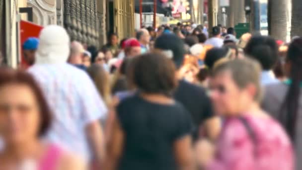 Persone a piedi e il traffico che passa su Hollywood Boulevard — Video Stock