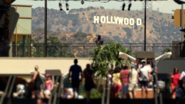 Människor som går och trafikerar passerar på Hollywood Boulevard — Stockvideo