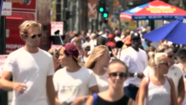 İnsanlar yürürken, insanlar ve Hollywood Bulvarı'nda geçen trafik — Stok video