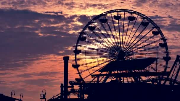 Silhouette de la roue ferris au coucher du soleil — Video