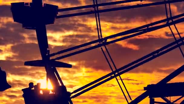 Silhouette de la roue ferris au coucher du soleil — Video