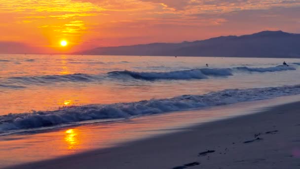 Пляж Санта-Моника на закате — стоковое видео