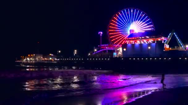 Santa Monica Pier, verlichte nacht reuzenrad — Stockvideo