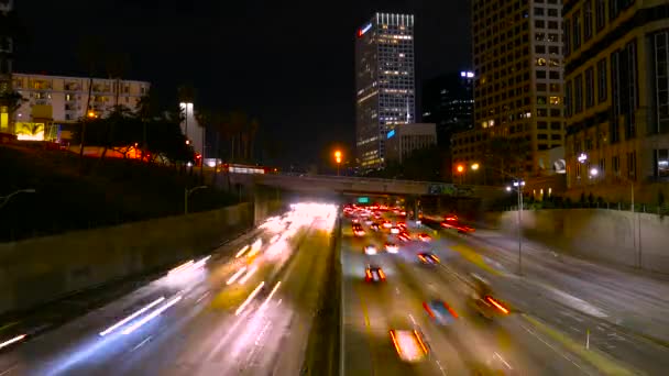 Trafik som passerar på upptagen väg i Los Angeles — Stockvideo