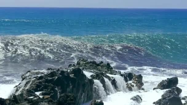 바위에 부딪치는 파도 — 비디오