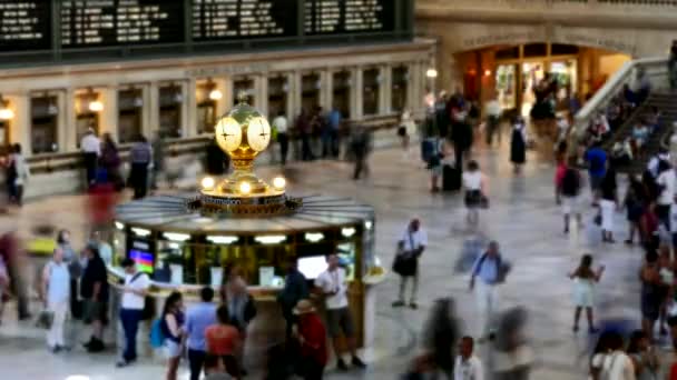 Reloj iluminado en Grand Central Station, Nueva York, EE.UU. — Vídeo de stock