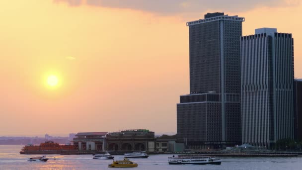 Sunrise w: Nowy Jork, River Boats i Skyscrapers — Wideo stockowe