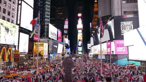 관광객의 군중으로 뉴욕에서 조명된 도시 건물 타임 스퀘어를 통해 산책 — 비디오