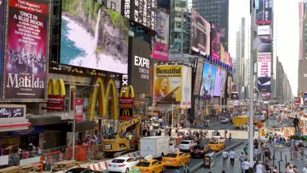 Manhattan street, kommersiella skyltar, glöd över folkmassorna på times square. — Stockvideo