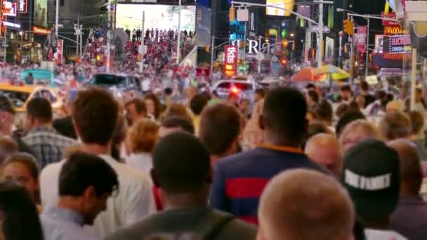 Manhattan street, znaki handlowe, blask przez tłumy na times square. — Wideo stockowe