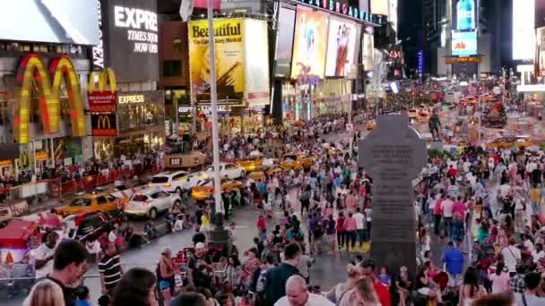 Rue Manhattan, panneaux commerciaux, lueur sur les foules sur la place de temps . — Video