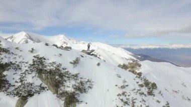 Yukarı tırmanma dağ tepe Hiker çevresinde hava uçuş 