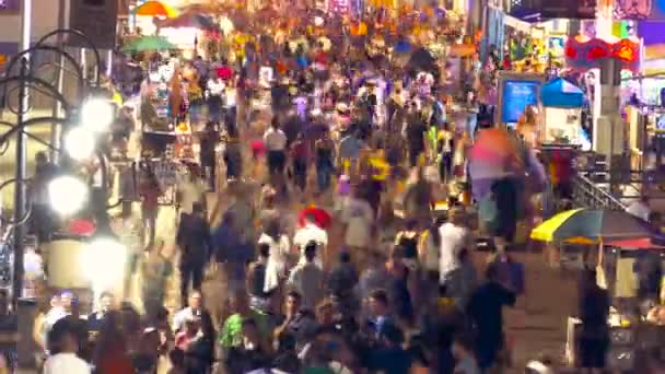 Toeristen wandelen op Santa Monica Pier — Stockvideo